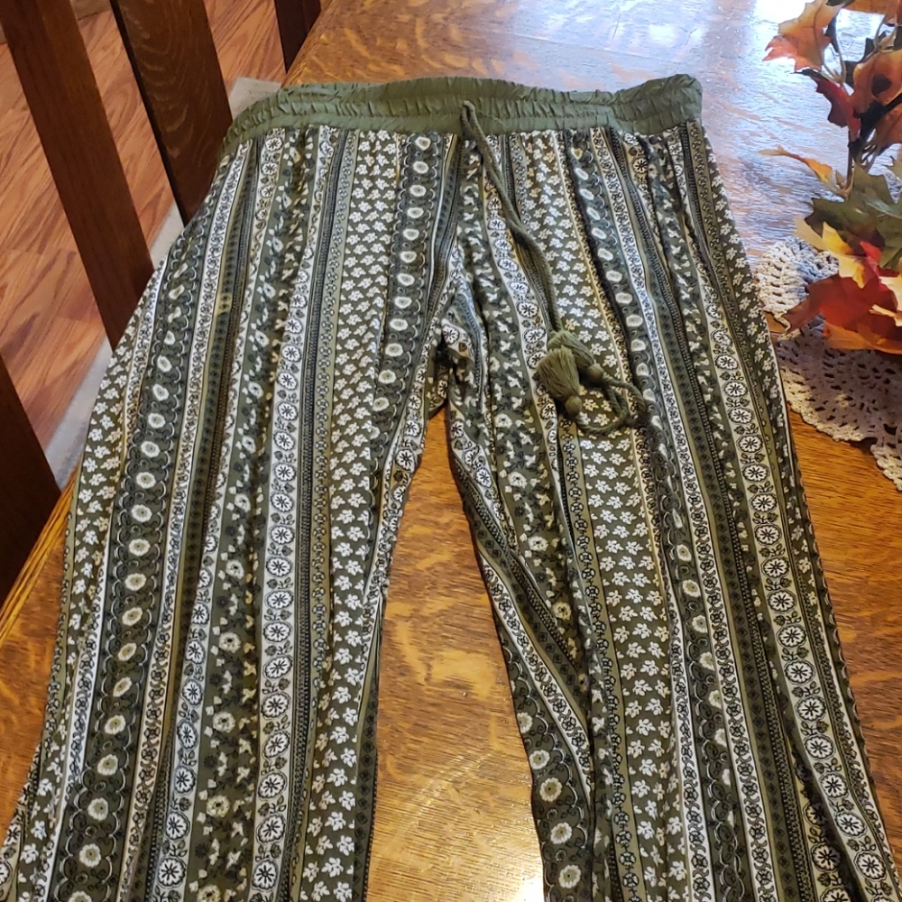 ❤3for$20❤  Green pattern pull-on Pants.